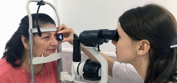 врач проводит офтальмоскопию